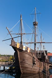 Kopior av fartygen Columbus seglade till Amerika vid El Muelle de las Carabelas, eller Karavellernas kaj vid Palos de la Frontera, Huelvaprovinsen, Andalusien, södra Spanien.